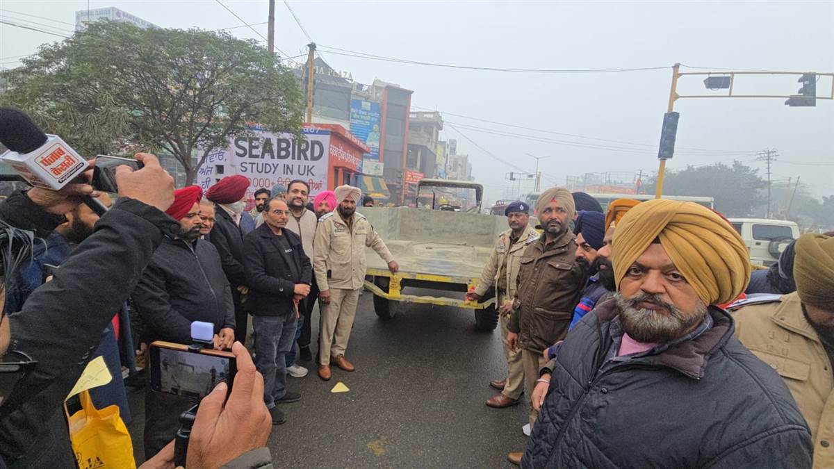 ਗੁੱਡ ਮੌਰਨਿੰਗ ਵੈੱਲਫੇਅਰ ਕਲੱਬ ਨੇ ਵਾਹਨਾਂ ’ਤੇ ਰਿਫਲੈਕਟਰ ਲਾਏ