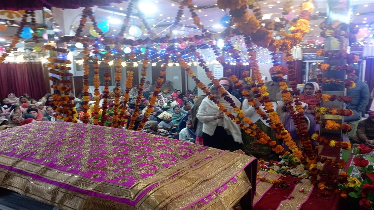 ਨਵੇਂ ਸਾਲ ਦੀ ਸ਼ੁਰੂਆਤ ਮੌਕੇ ਧਾਰਮਿਕ ਅਸਥਾਨਾਂ ’ਤੇ ਸ਼ਰਧਾਲੂ ਹੋਏ ਨਤਮਸਤਕ