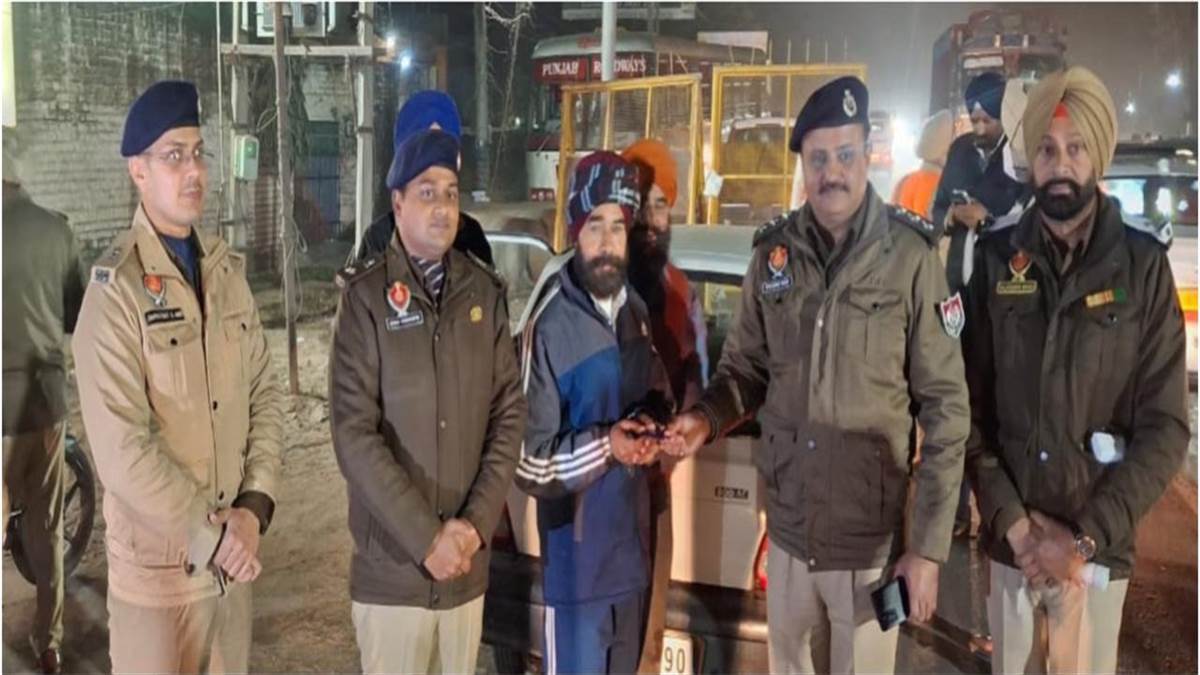 ਪੁਲਿਸ ਵੱਲੋਂ ਨਾਕਾਬੰਦੀ ਕਰਕੇ ਕੀਤੀ ਵਾਹਨਾਂ ਦੀ ਚੈਕਿੰਗ