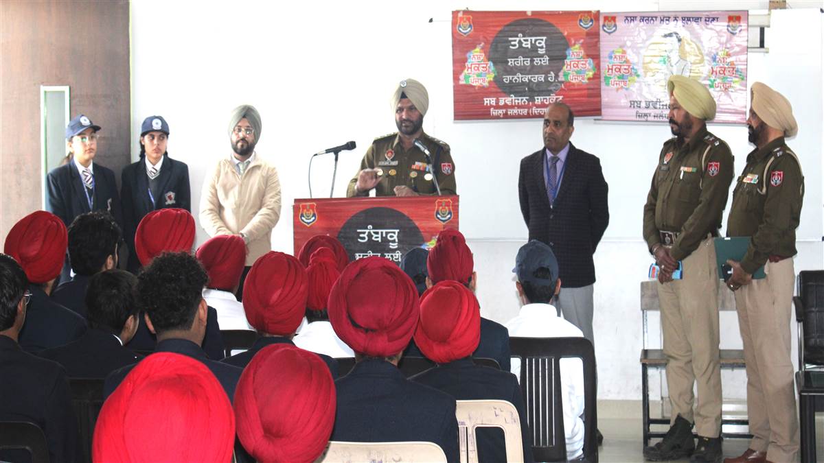 ਡੀਐੱਸਪੀ ਨੇ ਵਿਦਿਆਰਥੀਆਂ ਨੂੰ ਸੜਕ ਸੁਰੱਖਿਆ ਨਿਯਮਾਂ ਪ੍ਰਤੀ ਕੀਤਾ ਜਾਗਰੂਕ