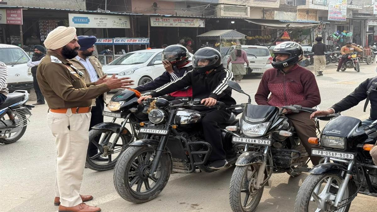 ਟਰੈਫਿਕ ਪੁਲਿਸ ਨੇ ਹੈਲਮਟ ਅਵੇਅਰਨੈਸ ਦਿਵਸ ਮਨਾਇਆ