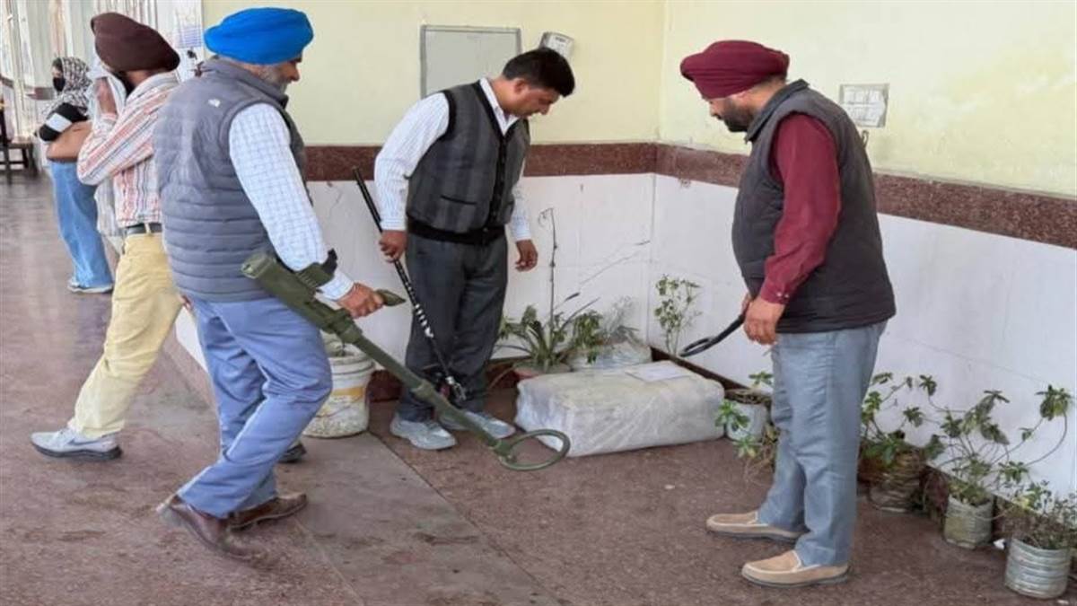 ਪੁਲਿਸ ਨੇ ਬੱਸ ਸਟੈਂਡ 'ਤੇ ਚਲਾਈ ਚੈਕਿੰਗ ਮੁਹਿੰਮ, ਯਾਤਰੀਆਂ ਦੇ ਸਾਮਾਨ ਦੀ ਕੀਤੀ ਜਾਂਚ