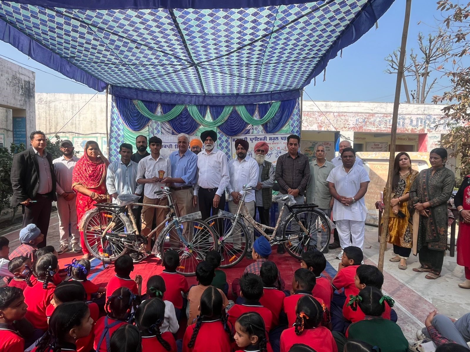ਐੱਨਆਰਆਈ ਜੌਹਲ ਵੱਲੋਂ ਸਰਕਾਰੀ ਸਕੂਲ ’ਚ ਹੋਣਹਾਰ ਵਿਦਿਆਰਥੀ ਸਨਮਾਨਿਤ