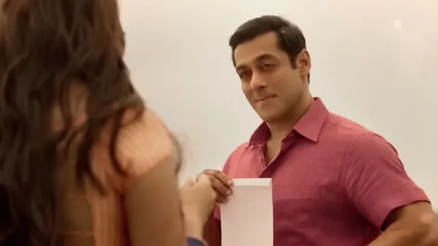 ਪੈਰ 'ਚ ਫਰੈਕਚਰ ਪਰ ਹੋਲੀ ਦਾ ਜਜ਼ਬਾ ਬਰਕਰਾਰ : ਦੇਖੋ ਕਿਵੇਂ ਵੈਸਾਖੀਆਂ ਦੇ ਸਹਾਰੇ ਰੰਗਾਂ ਨਾਲ ਖੇਡੇਗੀ ਇਹ ਅਦਾਕਾਰਾ