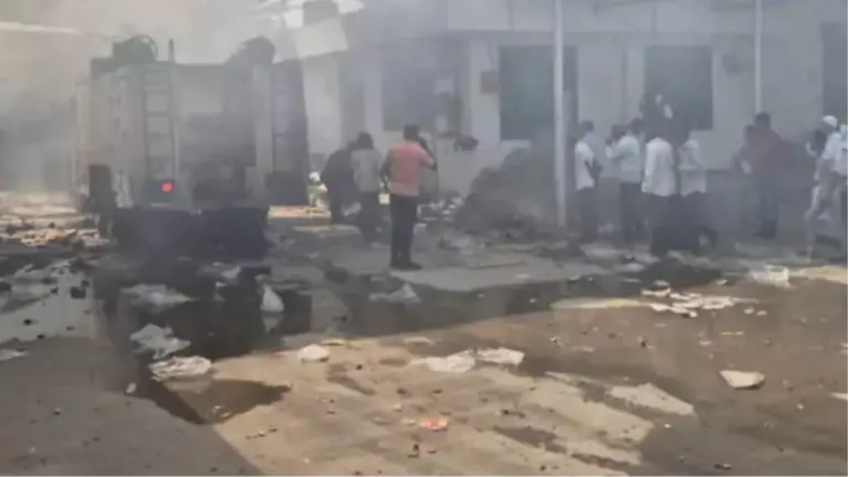 ਗੁਜਰਾਤ : ਬਨਾਸਕਾਂਠਾ ਦੇ ਡੀਸਾ 'ਚ ਪਟਾਕਿਆਂ ਦੀ ਫੈਕਟਰੀ 'ਚ ਧਮਾਕੇ ਮਗਰੋਂ ਲੱਗੀ ਭਿਆਨਕ ਅੱਗ, 17 ਲੋਕਾਂ ਦੀ ਮੌਤ