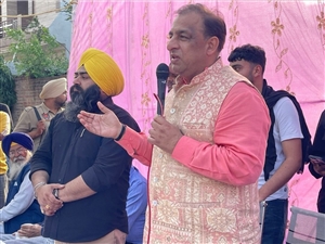 ਇਲਾਕਾ ਨਿਵਾਸੀਆਂ ਨੂੰ ਵਿਕਾਸ ਕੰਮਾਂ ਬਾਰੇ ਦੱਸਿਆ