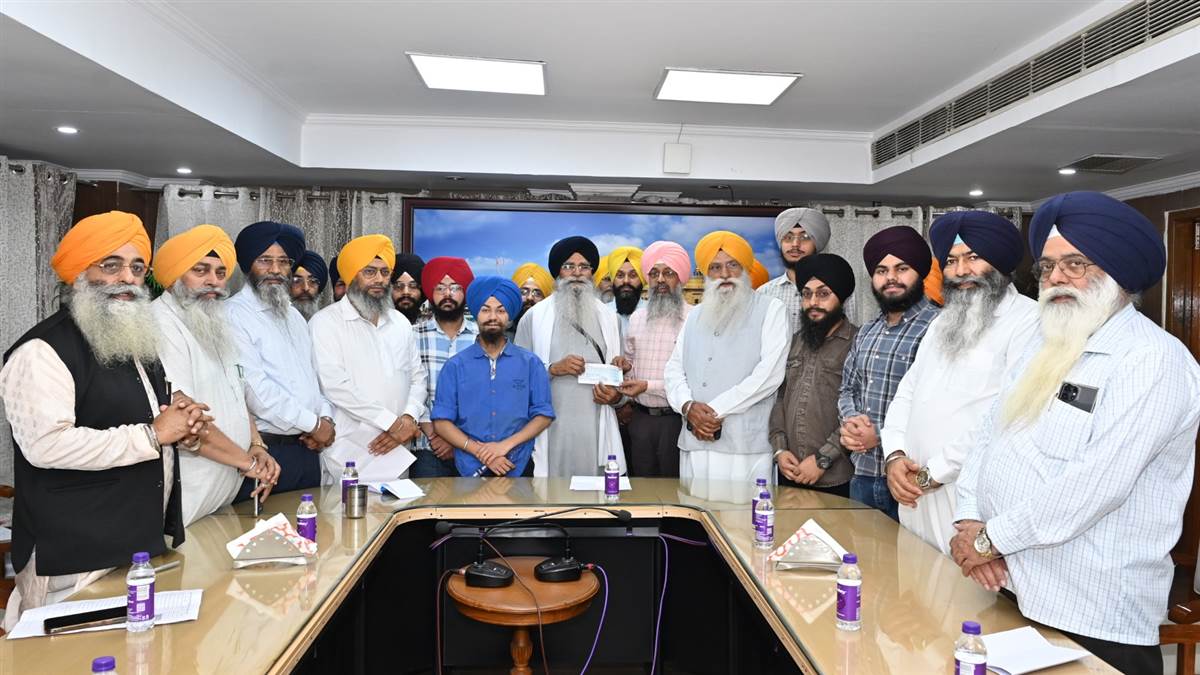 ਸ਼੍ਰੋਮਣੀ ਕਮੇਟੀ ਦਾ ਵੱਡਾ ਉਪਰਾਲਾ: ਅੰਮ੍ਰਿਤਧਾਰੀ ਵਿਦਿਆਰਥੀਆਂ ਨੂੰ 2.28 ਕਰੋੜ ਰੁਪਏ ਦੇ ਵਜੀਫ਼ੇ ਜਾਰੀ, 3743 ਬੱਚਿਆਂ ਨੂੰ ਮਿਲਿਆ ਲਾਭ