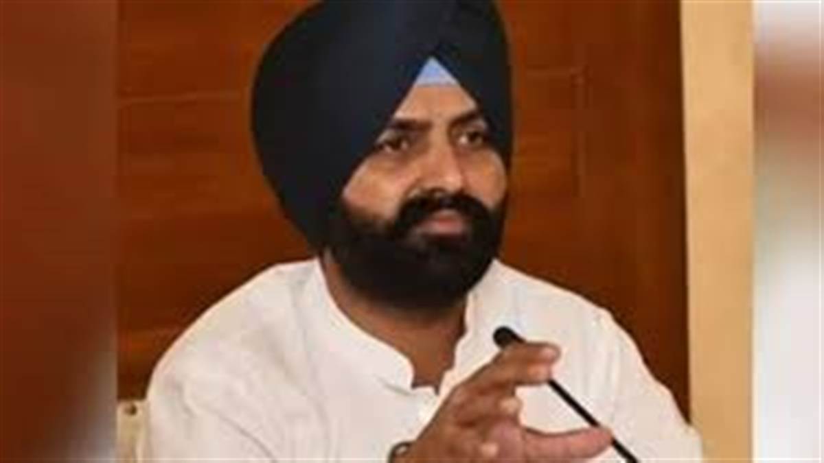 ਸਾਬਕਾ ਮੰਤਰੀ ਭੁੱਲਰ ਦੇ ਪਿਤਾ ਤੇ ਪੀਏ ਨੂੰ ਗ੍ਰਿਫ਼ਤਾਰ ਨਹੀਂ ਕਰ ਸਕੀ ਪੁਲਿਸ, DM ਰੰਧਾਵਾ ਖੁਦਕੁਸ਼ੀ ਨੂੰ ਬੀਤ ਚੁੱਕੇ ਹਨ ਦਸ ਦਿਨ