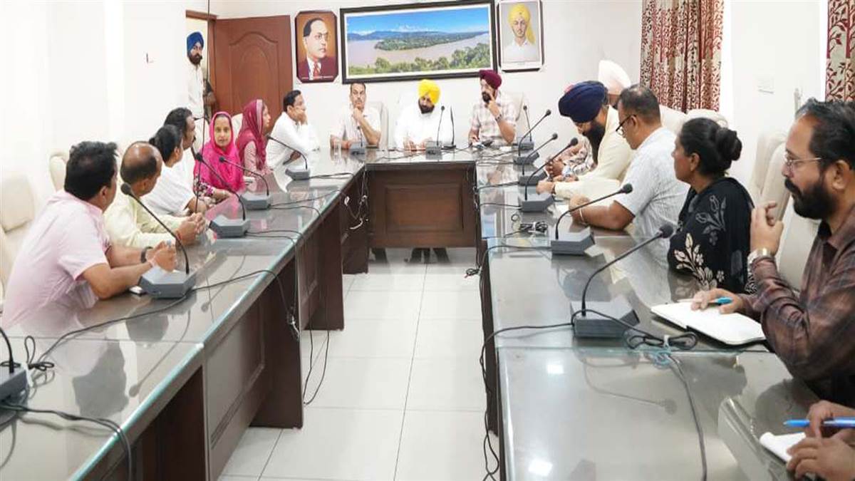 ਕੈਬਨਿਟ ਮੰਤਰੀ ਨੇ ਆਪ ਦੇ ਕੌਂਸਲਰਾਂ ਤੇ ਅਧਿਕਾਰੀਆਂ ਨਾਲ ਕੀਤੀ ਵਿਸ਼ੇਸ਼ ਮੀਟਿੰਗ