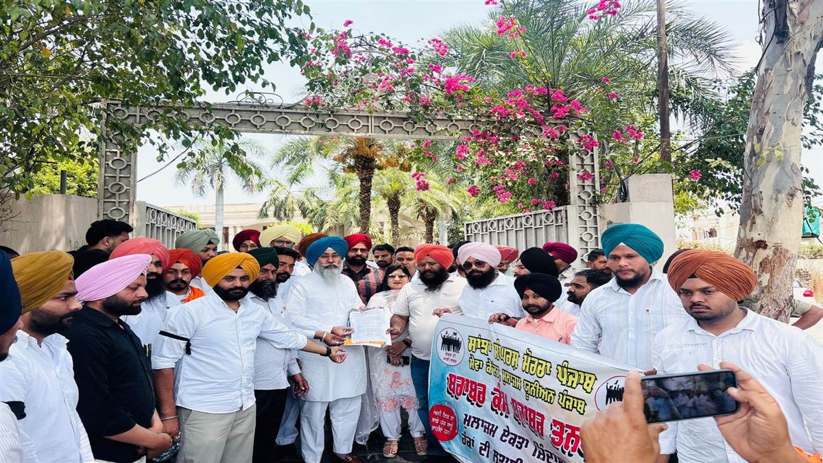 ਸੇਵਾ ਕੇਂਦਰ ਮੁਲਾਜ਼ਮਾਂ ਨੇ ਤਰਨਤਾਰਨ ਸ਼ਹਿਰ ’ਚ ਰੋਸ ਮਾਰਚ ਕਰਕੇ ਕੀਤਾ ਪ੍ਰਦਰਸ਼ਨ