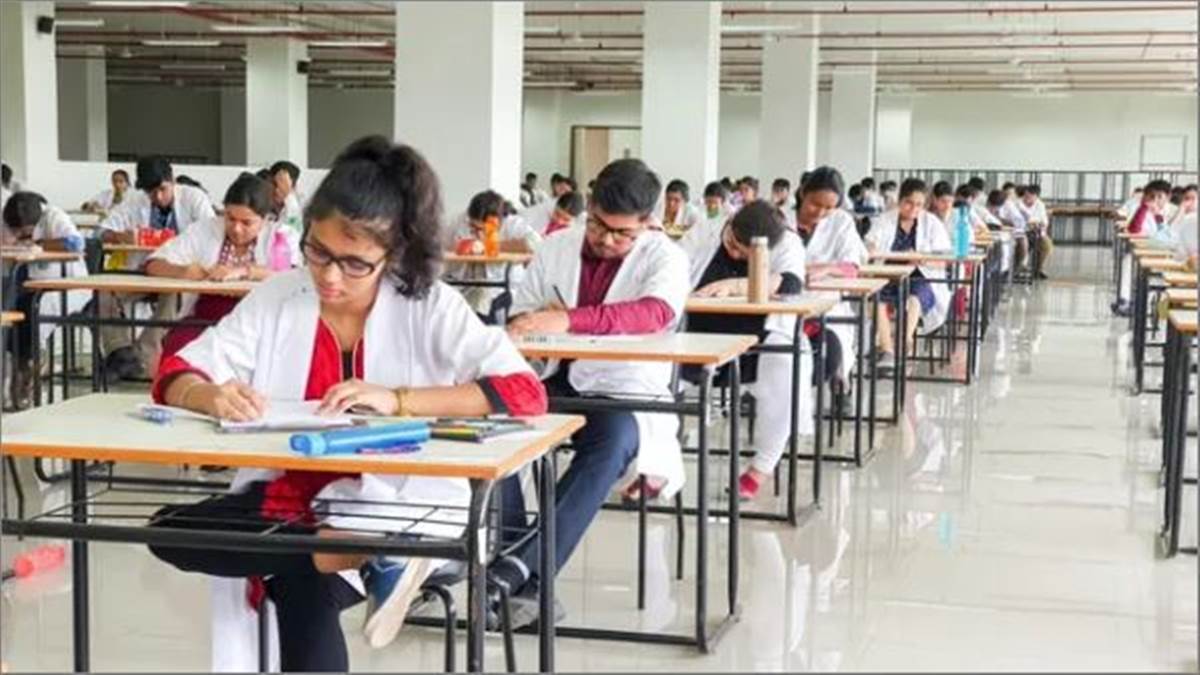 NEET EXam 'ਤੇ ਵੱਡਾ ਅਪਡੇਟ: ਪੂਣੇ ਦੇ ਅਧਿਆਪਕ ਨੇ ਲੀਕ ਕੀਤਾ ਪੇਪਰ, SC ਨੇ ਕਿਹਾ-ਪੈਨ-ਪੋਪਰ ਮੋਡ 'ਚ ਹੀ ਹੋਵੇਗੀ ਪ੍ਰੀਖਿਆ