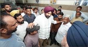 ਰਾਜਾ ਵੜਿੰਗ ਨੇ ਗੈਸ ਲੀਕ ਹੋਣ ਕਾਰਨ ਮ੍ਰਿਤਕ ਹੋਏ 3 ਮਜ਼ਦੂਰਾਂ ਦੀ ਮੌਤ 'ਤੇ ਡੂੰਘੇ ਦੁੱਖ ਪ੍ਰਗਟਾਇਆ, ਹਸਪਤਾਲ ’ਚ ਜ਼ੇਰੇ ਇਲਾਜ਼ ਮਰੀਜ਼ਾਂ ਨਾਲ ਕੀਤੀ ਮੁਲਾਕਾਤ