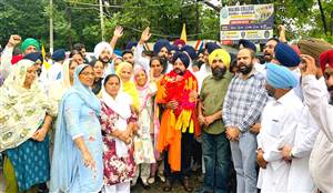 ਕੈਨੇਡਾ ਤੋਂ ਵਤਨ ਪਰਤੇ ਪਰਮਜੀਤ ਢਿੱਲੋਂ ਦਾ ਵਰਕਰਾਂ ਵੱਲੋਂ ਭਰਵਾਂ ਸਵਾਗਤ