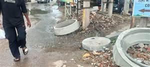 ਸੀਵਰੇਜ ਪਾਈਪ ਟੁੱਟਣ ਕਾਰਨ ਸੜਕ ’ਤੇ ਫੈਲਿਆ ਪਾਣੀ, ਲੋਕ ਪਰੇਸ਼ਾਨ