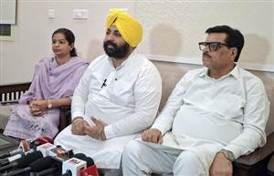 Big Breaking : ਕੈਬਨਿਟ ਮੰਤਰੀ ਹਰਜੋਤ ਬੈਂਸ ਤੇ ਸੰਘਰਸ਼ ਕਮੇਟੀ ਦੀ ਮੀਟਿੰਗ ਤੋਂ ਬਾਅਦ ਸਫ਼ਾਈ ਕਾਮਿਆਂ ਨੇ ਵਾਪਸ ਲਈ ਹੜਤਾਲ