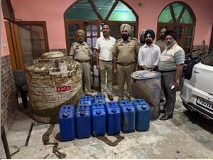 ਸ਼ਰਾਬ ਤਸਕਰੀ ਦਾ ਅਨੋਖਾ ਤਰੀਕਾ: ਬੈੱਡਰੂਮ ਤੇ ਬਾਥਰੂਮ ਹੇਠਾਂ ਬਣਾਈਆਂ ਟੈਂਕੀਆਂ 'ਚੋਂ ਚੱਲਦਾ ਸੀ ਗੈਰ-ਕਾਨੂੰਨੀ ਧੰਦਾ, 18 ਘੰਟੇ ਦੀ ਛਾਪੇਮਾਰੀ ਦੌਰਾਨ ਭਾਰੀ ਸ਼ਰਾਬ ਬਰਾਮਦ; ਚਾਚਾ ਗ੍ਰਿਫ਼ਤਾਰ