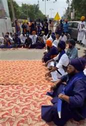 ਗੁਰਦੁਆਰਾ ਸਾਹਿਬ ’ਚ ਸ੍ਰੀ ਗੁਰੂ ਗ੍ਰੰਥ ਸਾਹਿਬ ਜੀ ਦੀ ਬੇਅਦਬੀ ਖ਼ਿਲਾਫ਼ ਰੋਡ ਜਾਮ, ਵੱਡੀ ਗਿਣਤੀ ’ਚ ਪੁਲਿਸ ਬਲ ਤਾਇਨਾਤ; ਪ੍ਰਸ਼ਾਸਨ ਤੋਂ ਸਖ਼ਤ ਕਾਰਵਾਈ ਦੀ ਮੰਗ