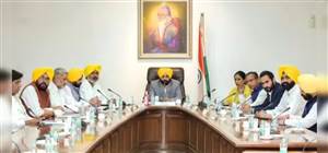 ਬਜ਼ੁਰਗ ਇਕ ਗੱਲ ਕਹਿੰਦੇ ਸਨ, ‘ਮੁਫ਼ਤ ਦਾ ਗੁੜ ਤਾਂ ਕੀੜੇ ਵੀ ਨਹੀਂ ਛੱਡਦੇ।’ ਫ਼ਰਕ ਸਿਰਫ਼ ਇਹ ਹੈ ਕਿ ਪਹਿਲਾਂ ਗੁੜ ਚੌਂਕੀ ’ਤੇ ਪਿਆ ਹੁੰਦਾ ਸੀ, ਅੱਜ ਸਰਕਾਰੀ ਖ਼ਜ਼ਾਨੇ ਵਿੱਚੋਂ ਵੰਡਿਆ ਜਾਂਦਾ ਹੈ। ਸਿਆਸਤ ਦਾ ਵੀ ਅਜੀਬ ਹਿਸਾਬ ਹੈ। ਜਿਹੜੇ ਨੇਤਾ ਕਦੇ ਲੋਕਾਂ ਨੂੰ ਆਪਣੇ ਪੈਰਾਂ 'ਤੇ ਖੜ੍ਹਾ ਕਰਨ ਦੀ ਗੱਲ ਕਰਦੇ ਸਨ, ਉਹ ਹੁਣ ਲੋਕਾਂ ਨੂੰ ਸਰਕਾਰੀ ਸਹਾਰਿਆਂ 'ਤੇ ਖੜ੍ਹਾ ਕਰਨ ਨੂੰ ਆਪਣੀ ਸਭ ਤੋਂ ਵੱਡੀ ਉਪਲਬਧੀ ਦੱਸਦੇ ਹਨ।