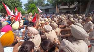 CM ਮਾਨ ਦੀ ਕੋਠੀ ਅੱਗੇ ਪ੍ਰਦਰਸ਼ਨ ਦੌਰਾਨ ਵੋਕੇਸ਼ਨਲ ਅਧਿਆਪਕਾਂ ਤੇ ਪੁਲਿਸ ਵਿਚਕਾਰ ਝੜਪ, ਮੰਗਾਂ ਪੂਰੀਆਂ ਨਾ ਹੋਣ 'ਤੇ ਤਿੱਖੇ ਪ੍ਰਦਰਸ਼ਨ ਦਾ ਕੀਤਾ ਐਲਾਨ