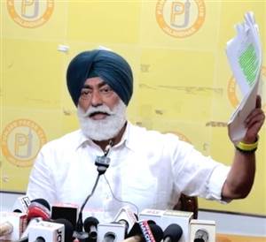 ਸੁਖਪਾਲ ਖਹਿਰਾ ਵਲੋਂ ਸਿੱਖਿਆ ਮੰਤਰੀ ਹਰਜੋਤ ਬੈਂਸ ਦੇ ਅਸਤੀਫ਼ੇ ਦੀ ਮੰਗ, ਸਰਕਾਰੀ ਧਨ ਦੀ ਦੁਰਵਰਤੋਂ ਦੇ ਦੋਸ਼ ਲਾ ਕੇ ਸਿਹਤ ਮੰਤਰੀ ਡਾ. ਬਲਬੀਰ ਸਿੰਘ ਨੂੰ ਵੀ ਘੇਰਿਆ