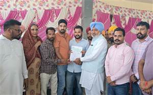 ਵਿੱਤ ਮੰਤਰੀ ਨੇ ਪਿੰਡ ਦਿਆਲਗੜ੍ਹ ਜੇਜੀਆਂ ’ਚ 35 ਲੱਖ ਰੁਪਏ ਦੇ ਚੈੱਕ ਸੌਂਪੇ