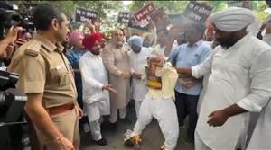 ਸਿਆਸੀ ਪਾਰਾ ਗਰਮਾਇਆ :  ਰਾਹੁਲ ਗਾਂਧੀ ਖ਼ਿਲਾਫ਼ ਦਰਜ FIR ਵਿਰੁੱਧ ਰੋਹ, ਪੰਜਾਬ ਕਾਂਗਰਸ SC ਵਿਭਾਗ ਨੇ ਖੋਲ੍ਹਿਆ ਮੋਰਚਾ; ਕੀਤਾ ਜ਼ੋਰਦਾਰ ਪ੍ਰਦਰਸ਼ਨ