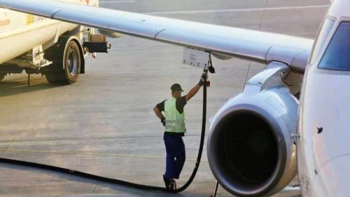 biz oil companies cut jet fuel price by 4 5 percent
