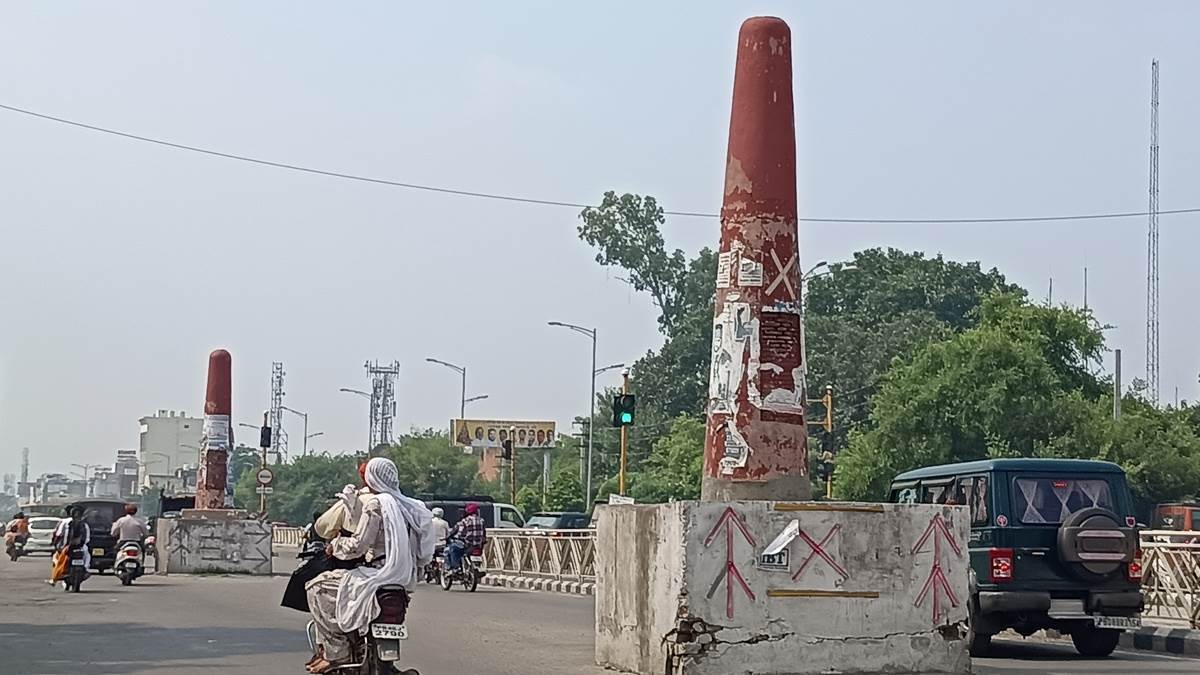 Once used to show the way to Punjab the Kos Minar built by Sher Shah Suri lost existence today