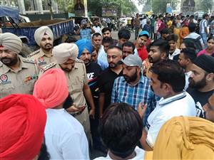 ਪਰਿਵਾਰ ਨੇ ਮਾਲ ਮੰਡੀ ਚੌਕ 'ਤੇ ਲਾਸ਼ ਰੱਖ ਕੇ ਦਿੱਤਾ ਧਰਨਾ, ਅਧਿਆਪਕਾ ਖ਼ਿਲਾਫ਼ ਐਫਆਈਆਰ ਦਰਜ