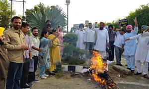 ਬਲਾਕ ਕਾਂਗਰਸ ਕਮੇਟੀ ਡੇਹਲੋਂ ਨੇ ਚੋਣ ਕਮਿਸ਼ਨਰ ਦਾ ਫੂਕਿਆ ਪੁਤਲਾ