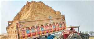 ਸ਼ਹਿਰ ਵਿੱਚ ਮਿੱਟੀ ਦੀਆਂ ਭਰੀਆਂ ਟਰਾਲੀਆਂ ਬਣੀਆਂ ਲੋਕਾਂ ਲਈ ਮੁਸੀਬਤ