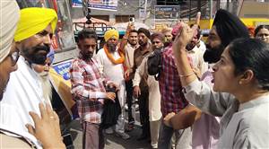ਐੱਨਐੱਚਐੱਮ ਮੁਲਾਜ਼ਮਾਂ ਨੇ ਰੈਲੀ ਲਈ ਜਾ ਰਹੇ ‘ਆਪ’ ਵਰਕਰਾਂ ਅੱਗੇ ਕੀਤਾ ਪ੍ਰਦਰਸ਼ਨ