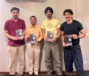 ਗਾਇਕ ਨਿਰਵੈਰ ਪਨੂੰ ਨੇ ਰਿਲੀਜ਼ ਕੀਤੀ ਨਿੰਦਰ ਘੁਗਿਆਣਵੀ ਦੀ ਪੁਸਤਕ 'ਪੰਜ ਸਾਲ ਪਾਤਰ ਨਾਲ'