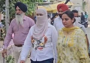 Moga News : ‘ਆਲ ਇਜ਼ ਵੈੱਲ’ ਕਹਿਣ ਵਾਲੀ ਮੁਅੱਤਲ SHO ਸੁਨੀਤਾ ਬਾਵਾ ਦੇ ਬਦਲੇ ਤੇਵਰ, ਪੇਸ਼ੀ ਦੌਰਾਨ ਮੀਡੀਆ ਤੋਂ ਬਣਾਈ ਦੂਰੀ