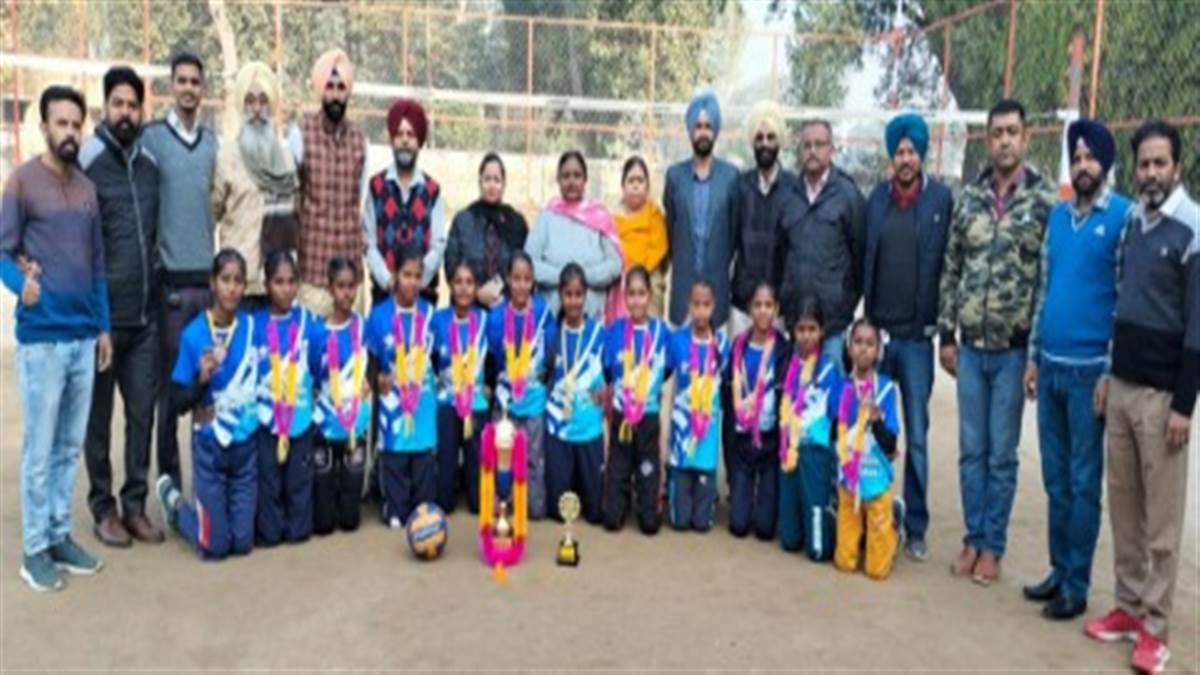 The volleyball under-14 and 17 teams of Govt. C.S. School Bandar Jatana won Punjab.