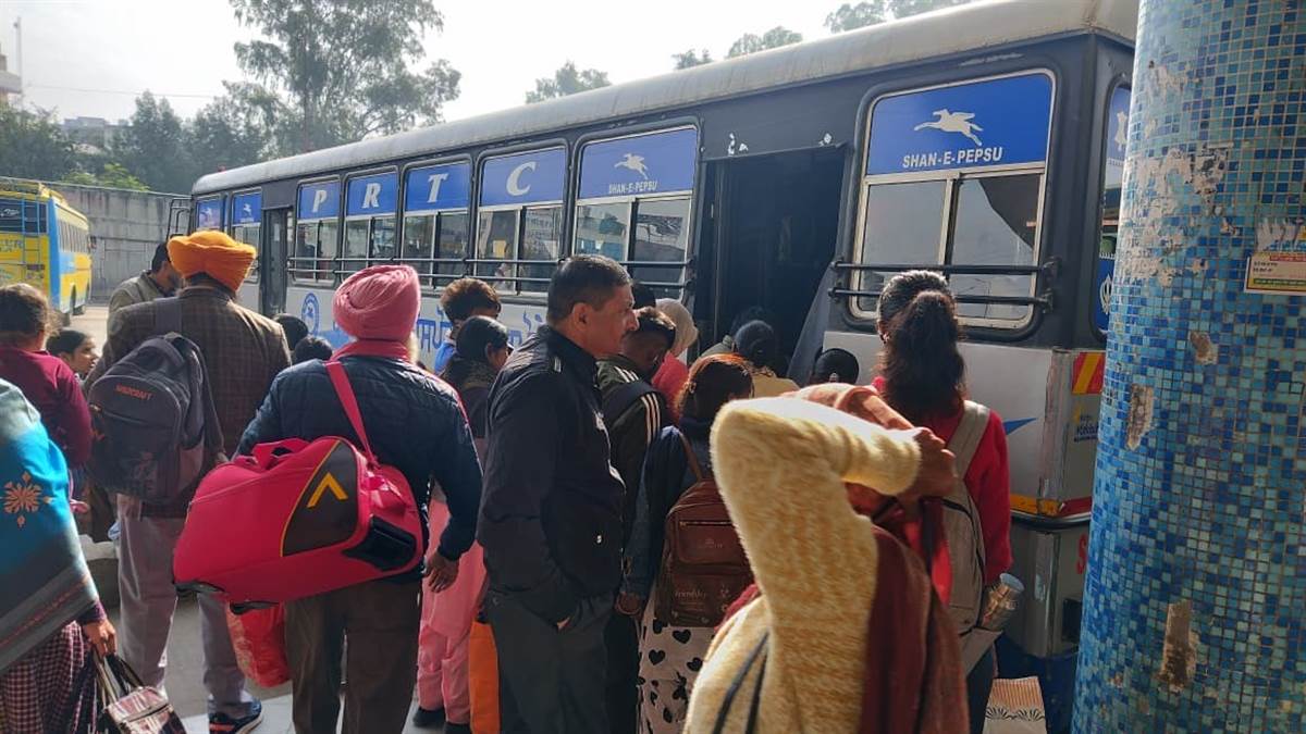 ਸੋਮਵਾਰ ਨੂੰ ਸਿਰਫ਼ ਤਿੰਨ ਬੱਸਾਂ ਹੀ ਚੱਲੀਆਂ, ਯੂਨੀਅਨ ਆਗੂਆਂ ਦਾ ਦੋਸ਼, ਭਰੋਸੇ ’ਤੇ ਅਮਲ ਨਹੀਂ