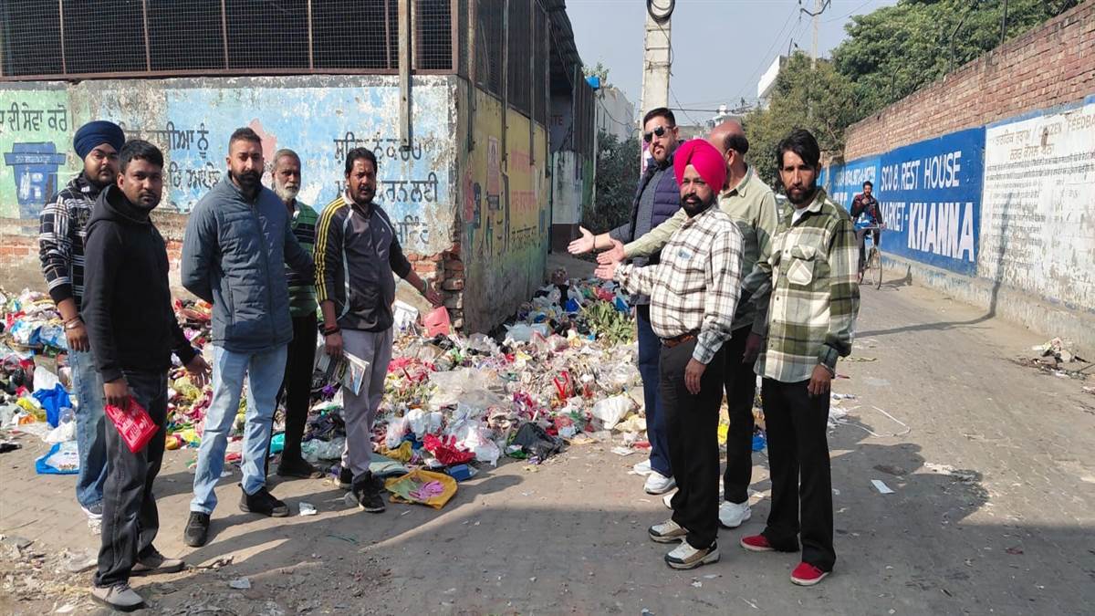 ਗੁਰੂਘਰ ਤੇ ਕਲੀਨਿਕ ਦੇ ਨੇੜੇ ਗੰਦਗੀ ਦੇ ਢੇਰ ਬਣੇ ਲੋਕਾਂ ਲਈ ਸਮੱਸਿਆ