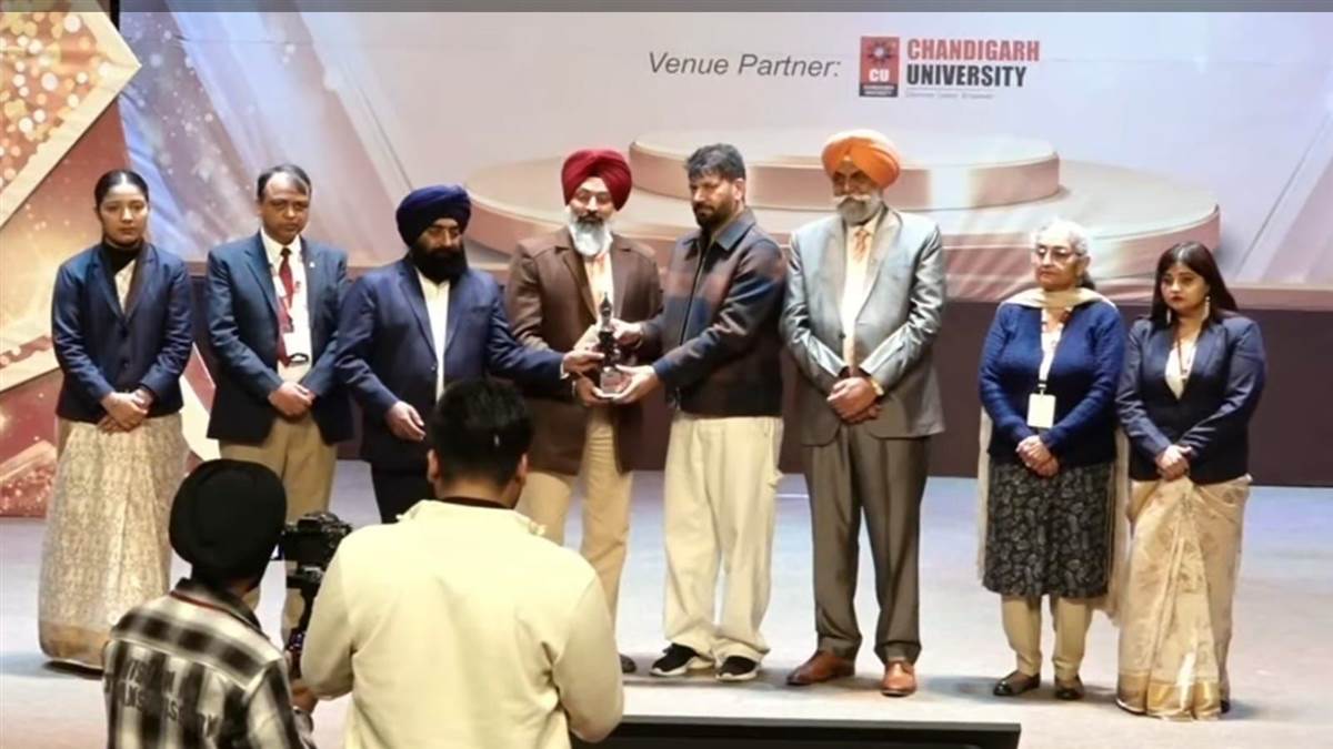 ਅਧਿਆਪਕ ਨੂੰ ਐਵਾਰਡ ਨਾਲ ਕੀਤਾ ਸਨਮਾਨਿਤ