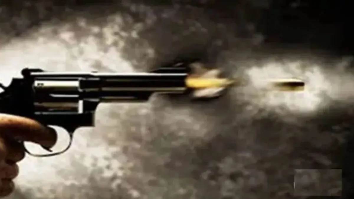 ਕਾਰ ਸਵਾਰਾਂ ਨੇ ਬਜ਼ੁਰਗ ਔਰਤ ਦੇ ਘਰ ਦੇ ਬਾਹਰ ਚਲਾਈਆਂ ਗੋਲੀਆਂ, ਪੋਤੇ-ਪੋਤੀਆਂ ਨਾਲ ਰਹਿੰਦੀ ਹੈ ਬਜ਼ੁਰਗ ਔਰਤ