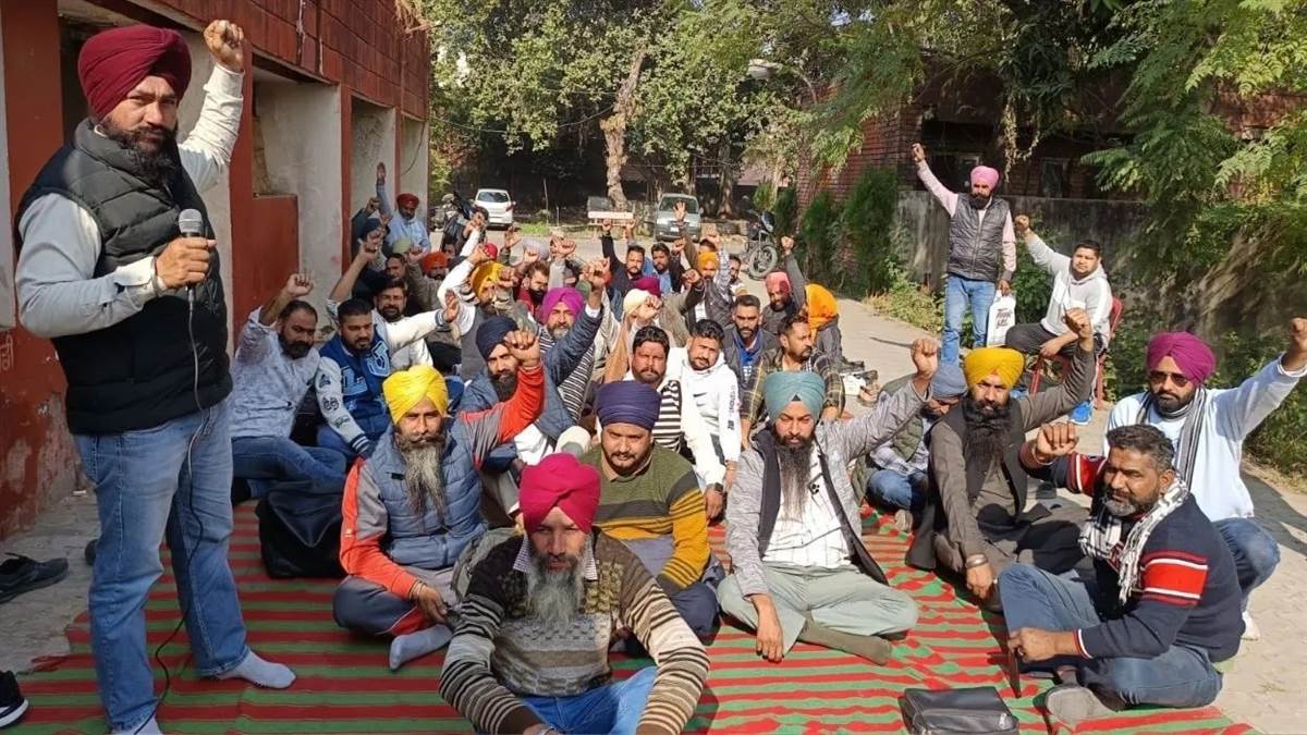 ਟਰਾਂਸਪੋਰਟ ਮੰਤਰੀ ਨਾਲ ਮੀਟਿੰਗ ਫੇਲ੍ਹ, ਯੂਨੀਅਨ ਨੇ KM ਸਕੀਮ ਦੇ ਵਿਰੋਧ 'ਚ ਚੌਥੇ ਦਿਨ ਵੀ ਜਾਰੀ ਰੱਖਿਆ ਬੱਸਾਂ ਦਾ ਚੱਕਾ ਜਾਮ