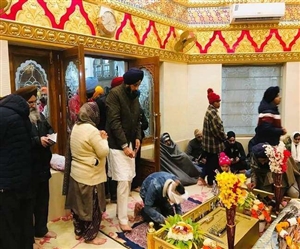 ਡਰੱਗ ਕੇਸ 'ਚ ਚੰਨੀ ਸਰਕਾਰ ਨੂੰ ਖੁੱਲ੍ਹੀ ਚੁਣੌਤੀ, ਸਾਬਕਾ ਮੰਤਰੀ ਮਜੀਠੀਆ ਦੀ ਦਰਬਾਰ ਸਾਹਿਬ ਮੱਥਾ ਟੇਕਣ ਦੀ ਫੋਟੋ ਵਾਇਰਲ