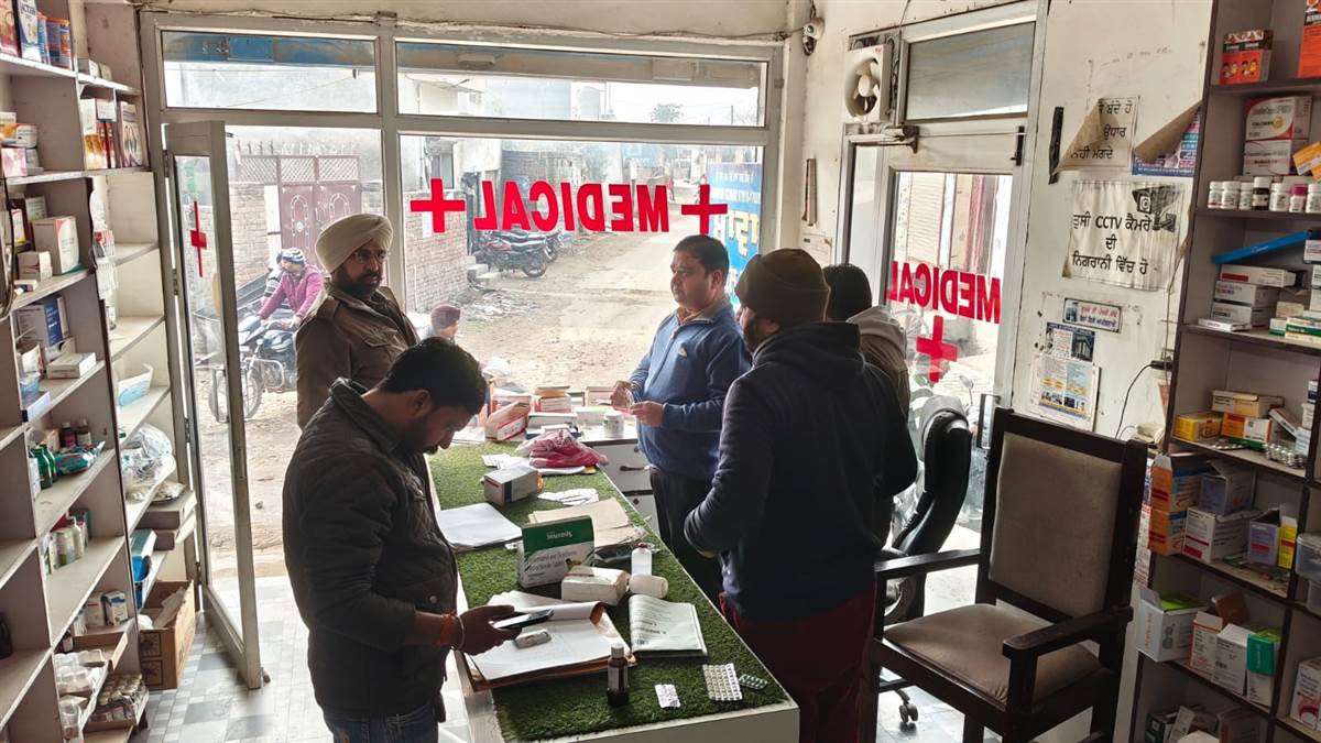 ਡਰੱਗ ਇੰਸਪੈਕਟਰ ਵੱਲੋਂ ਕੈਮਿਸਟ ਦੁਕਾਨਾਂ ਦੀ ਚੈਕਿੰਗ