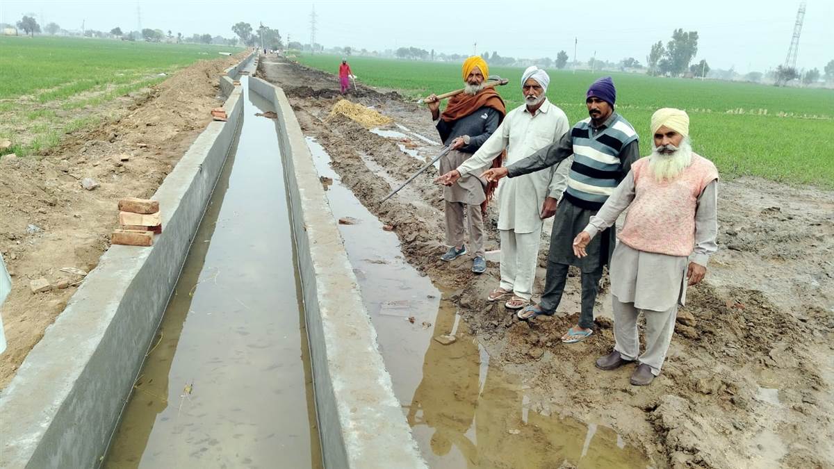 ਪੱਕੇ ਖਾਲ ’ਚ ਘਟੀਆ ਮਟੀਰੀਅਲ ਵਰਤਣ ਦੇ ਲਗਾਏ ਦੋਸ਼
