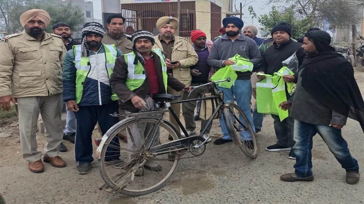 ਸੌ ਤੋਂ ਵੱਧ ਮਜ਼ਦੂਰਾਂ ਨੂੰ ਵੰਡੀਆਂ ਰੇਡੀਅਮ ਰਿਫਲੈਕਟਰ ਜੈਕਟ