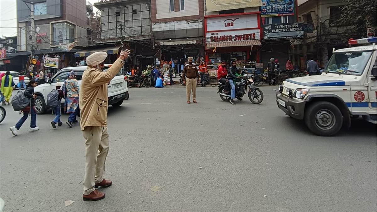ਜੰਡਿਆਲਾ ਰੋਡ ਦਾ ਸ਼ਹਿਰ ਵੱਲ ਟਰੈਫਿਕ ਹੋਇਆ ਬਹਾਲ, ਦੁਕਾਨਦਾਰਾਂ ਦੇ ਚਿਹਰੇ ਖਿੜੇ