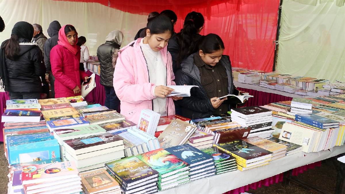 ਪੀਯੂ ਪੁਸਤਕ ਮੇਲੇ ’ਚ ਲੱਗੀਆਂ ਰੌਣਕਾਂ, ਇਕ ਦਿਨ ’ਚ ਵਿਕੀਆਂ 9 ਲੱਖ ਦੀਆਂ ਪੁਸਤਕਾਂ