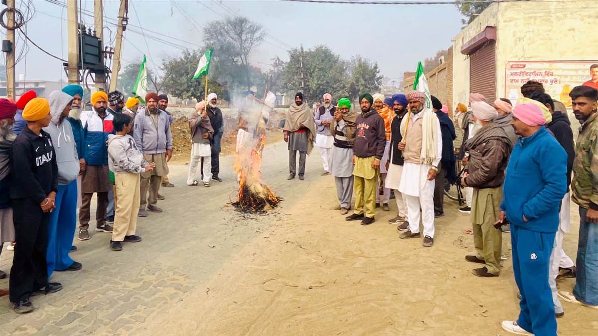 ਪੁਲਿਸ ਪ੍ਰਸ਼ਾਸਨ ਦੀ ਧੱਕੇਸ਼ਾਹੀ ਵਿਰੁੱਧ ਕਿਸਾਨਾਂ ਵੱਲੋਂ ਰੋਸ ਪ੍ਰਦਰਸ਼ਨ