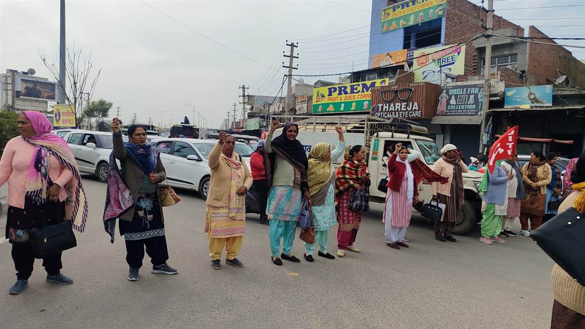 ਆਂਗਨਵਾੜੀ ਵਰਕਰਾਂ ਨੇ ਸਾੜੀਆਂ ਬਜਟ ਦੀਆਂ ਕਾਪੀਆਂ