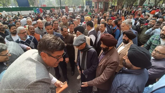 ਚੰਡੀਗੜ੍ਹ ࣵਚ ਮੇਅਰ ਜੋਸ਼ੀ ਦਾ ਪਹਿਲਾ ਜਨਤਾ ਦਰਬਾਰ, ਭੀੜ ਇੰਨੀ ਕਿ ਛੋਟਾ ਪਿਆ ਦਫ਼ਤਰ, ਪਾਰਕਿੰਗ 'ਚ ਸੁਣਨੀਆਂ ਪਈਆਂ ਮੁਸ਼ਕਲਾਂ