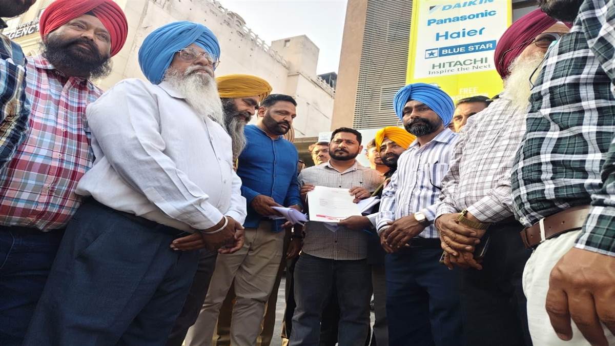 ਅਧਿਆਪਕਾਂ ਵੱਲੋਂ ਕੈਬਨਿਟ ਮੰਤਰੀ ਸੰਜੀਵ ਅਰੋੜਾ ਦੇ ਦਫ਼ਤਰ ਦਾ ਘਿਰਾਓ